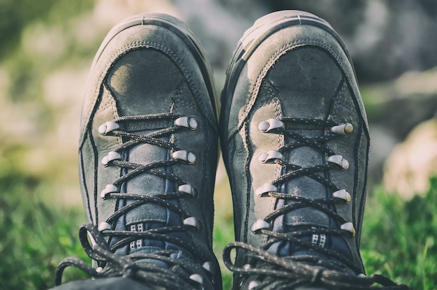 Botas de trekking en la montaña