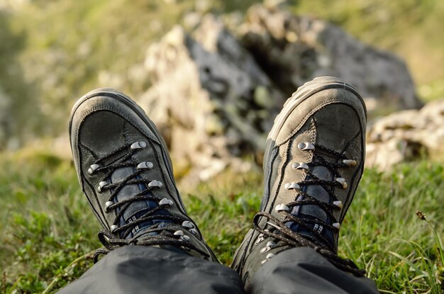 Botas de trekking en la montaña