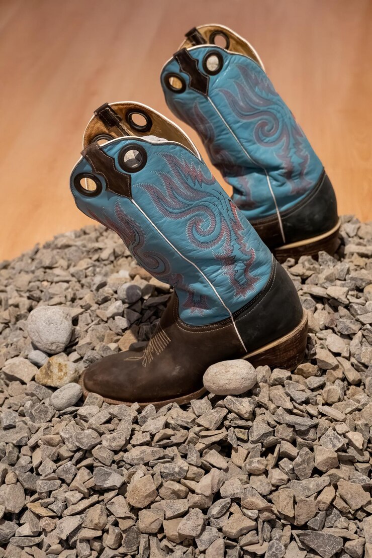 Foto botas trival y tradicionales de cuero azul de mexico sobre piedras mexico