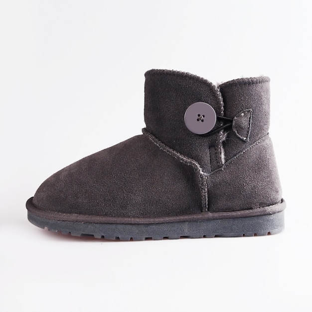 Botas ugg cinza sobre branco