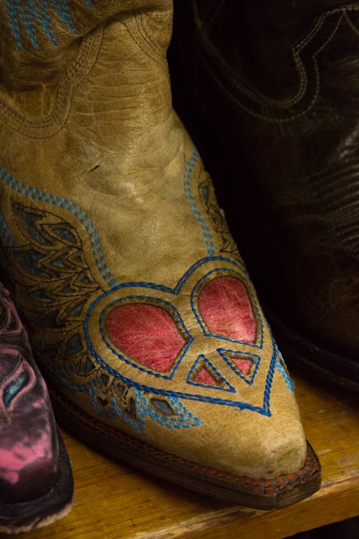 Foto botas de vaquero en exhibición en la tienda.