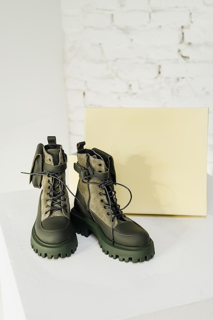 Botas verdes de mujer de moda sobre un fondo blanco Zapatos de moda hechos de cuero genuino primavera 2023