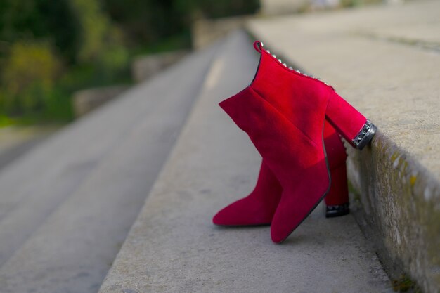 Botas vermelhas de salto alto, fashion e street style