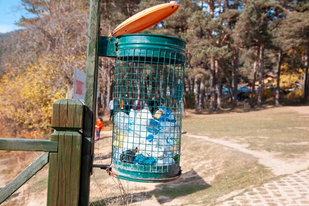 Un bote de basura abarrotado en el parque