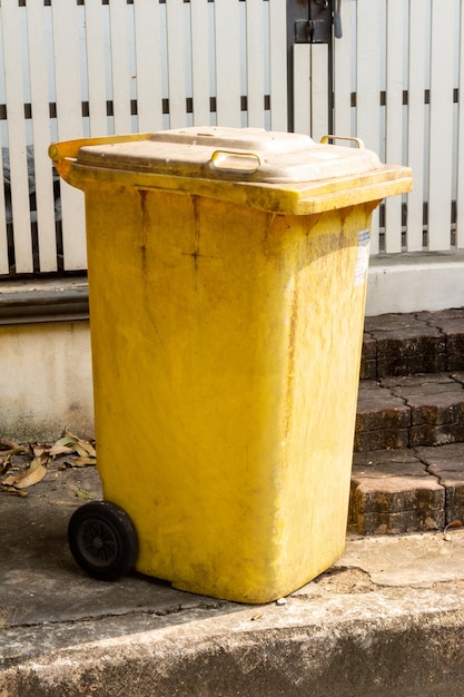 Foto bote de basura amarillo limpiar cubo de basura eliminación reciclaje