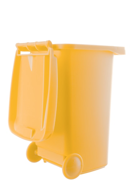Bote de basura de plástico amarillo aislado sobre fondo blanco.