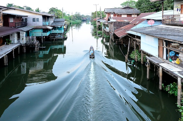 Bote de cola larga en el canal