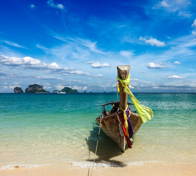 Foto bote de cola larga en la playa de tailandia