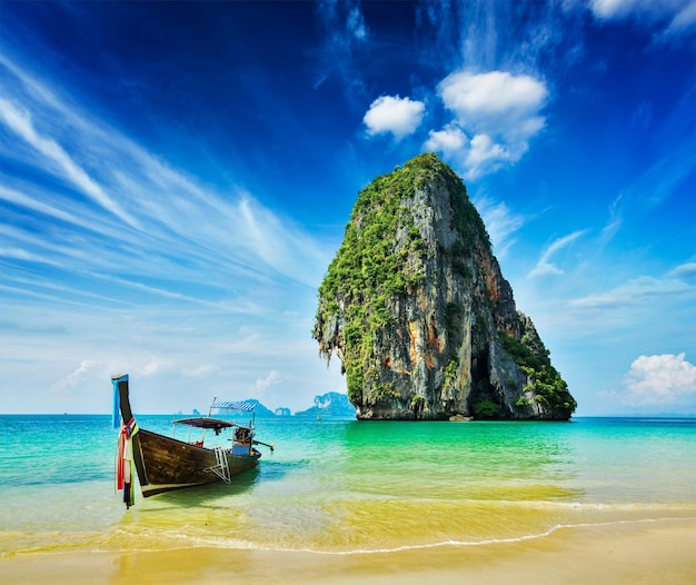 Bote de cola larga en la playa de Tailandia