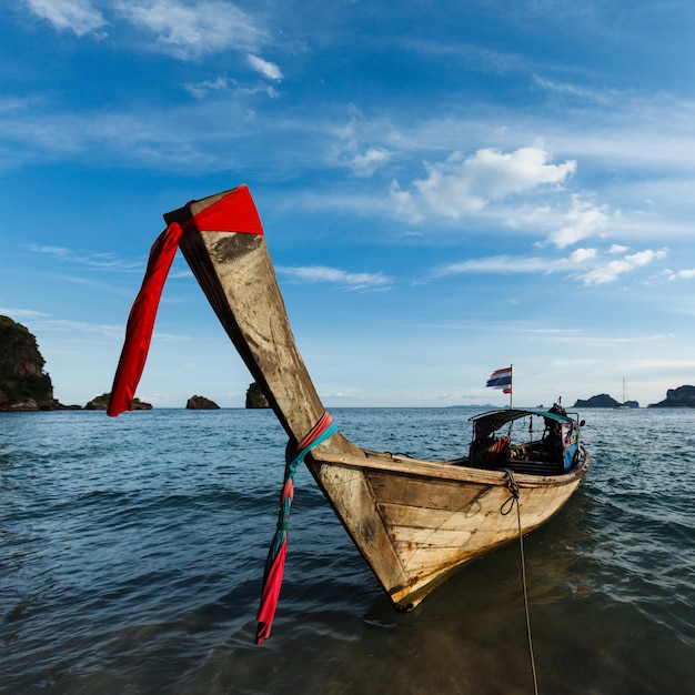 Bote de cola larga en la playa de Tailandia