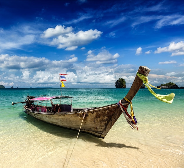 Bote de cola larga en la playa tropical Krabi Tailandia