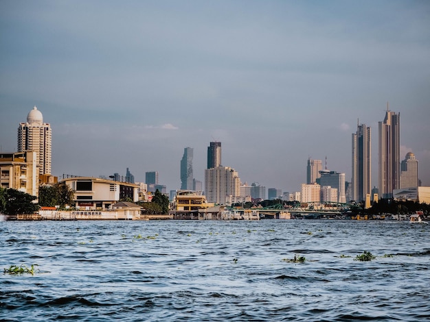 Bote de cola larga en el río Bangkok, Tailandia