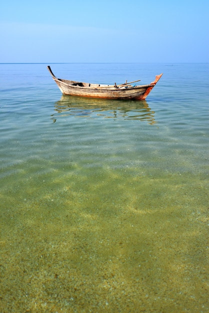 Bote de cola larga