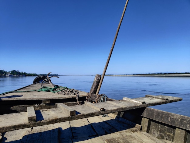 Un bote está en el agua con una cuerda que dice "no hay bote".