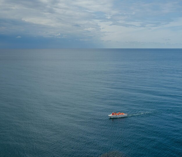 Un bote está en el agua con la palabra "mar" en el fondo.