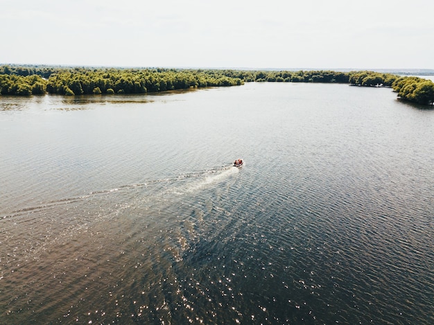 Un bote flotando en medio del río.