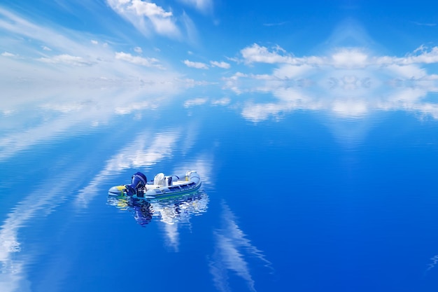 Bote de goma en el agua