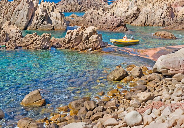 Bote de goma en la costa rocosa de Costa Paradiso