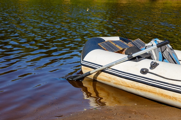 Bote de goma en el río.