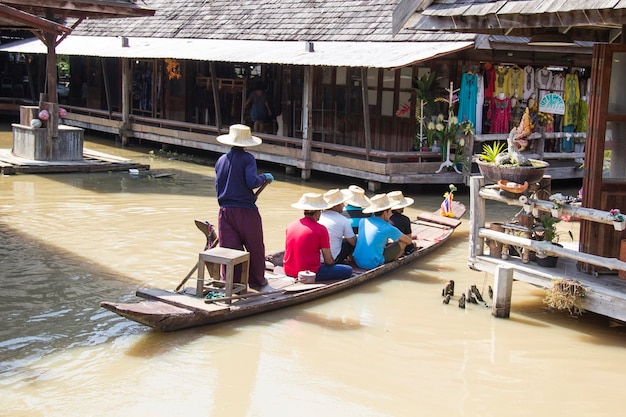 Un bote con un grupo de personas en un bote sobre el agua.