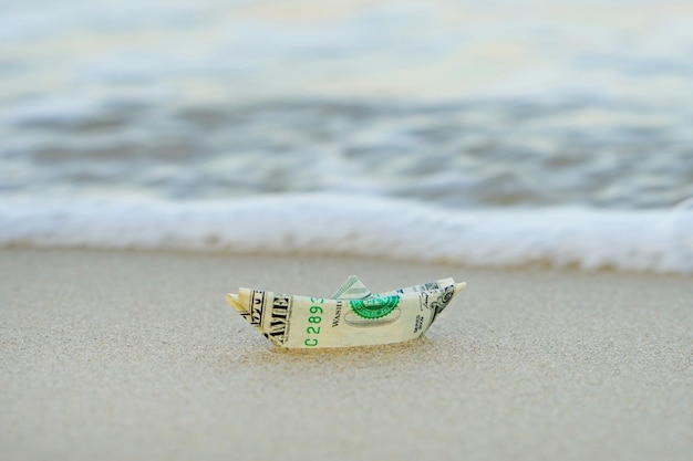 Un bote hecho de papel moneda