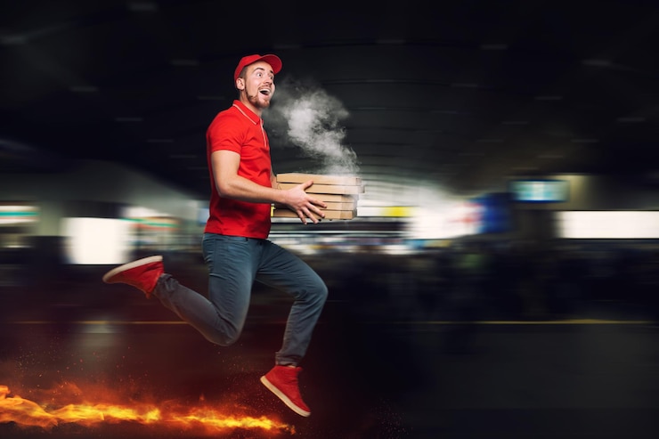 Foto bote in roter uniform rennt sehr schnell zu fuß, um schnell heiße pizzen zu liefern, die gerade gebacken wurden