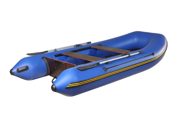 Bote inflable de goma azul PVC con remos, pesca, caza y caminata, hay un lugar para el soporte del motor, aislado en un fondo blanco.