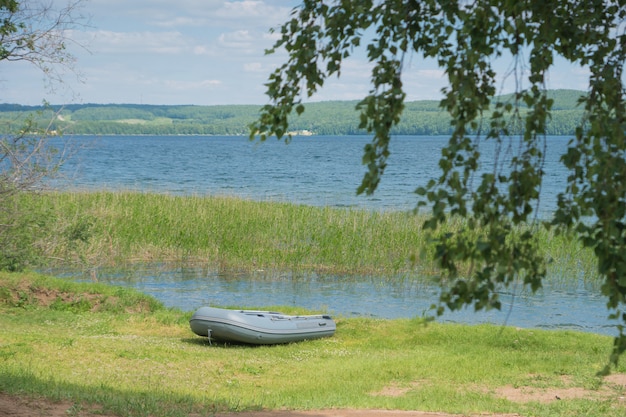 Bote inflable en la orilla del lago