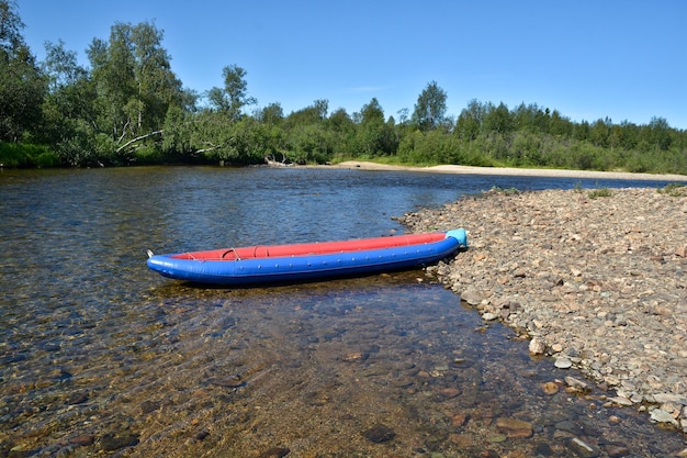 Bote inflable en la orilla pedregosa del río