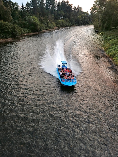 Un bote a motor corriendo por el río.