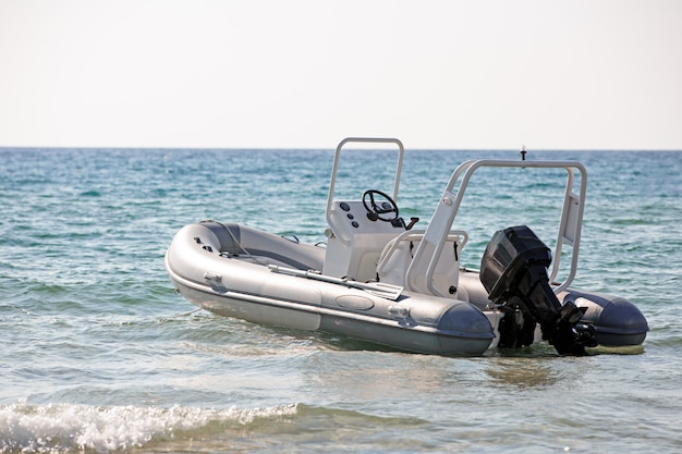 Bote a motor de rescate en la costa