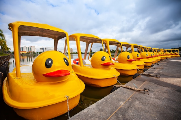 Bote de pedal de pato amarillo en el parque