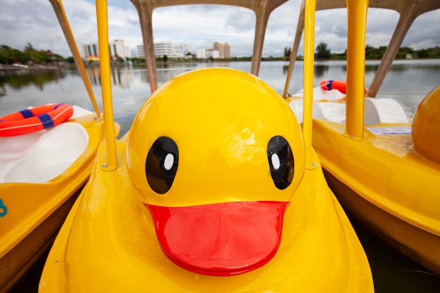 Bote de pedal de pato amarillo en el parque