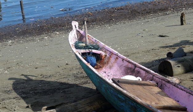 Bote pequeño estacionado en la playa