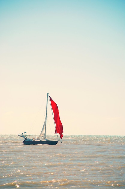 Bote pequeno no mar