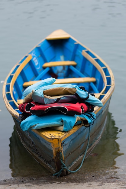 Bote remar un bote en el lago Phewa en Pokhara Phewa Tal o el lago Fewa es un lago de agua dulce en Nepal