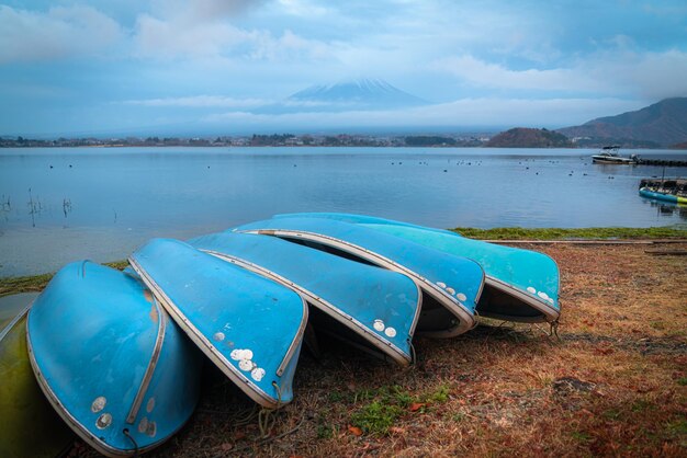 Bote de remos estacionado en el paseo marítimo y la montaña Fuji