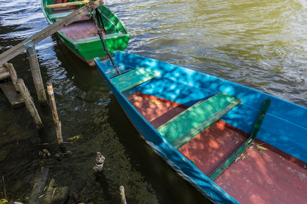 Bote de remos flotando sobre el lago lago de pesca a principios de verano