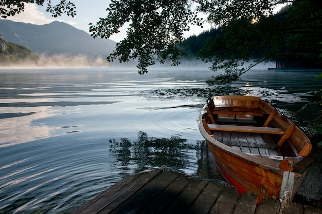 Bote de remos en el lago Bled