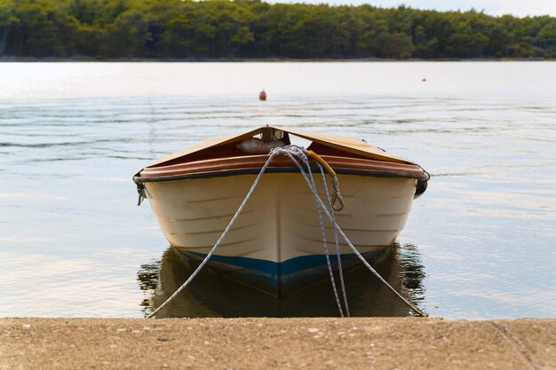 Bote de remos en el mar