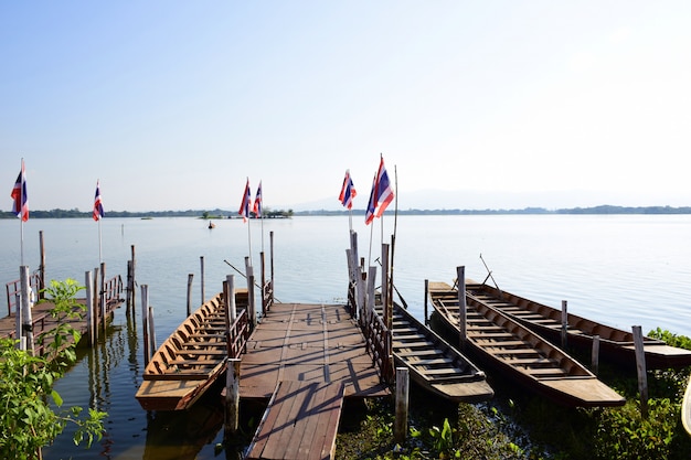Bote de remos para el transporte al templo en la isla en Kwan Phayao.
