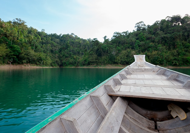 Bote en el río