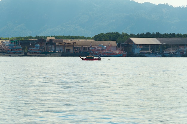 Bote en el río