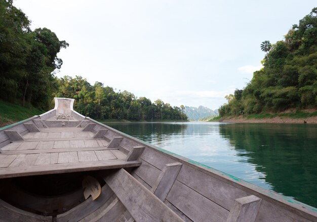 Bote en el río