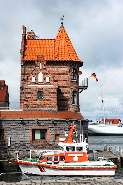 Bote de salvamento frente al histórico edificio de ladrillo en Stralsund