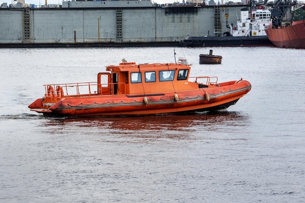 Bote de salvamento marino en el puerto en el agua