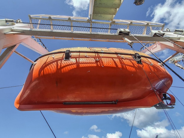 Bote salvavidas en el barco para situaciones de emergencia