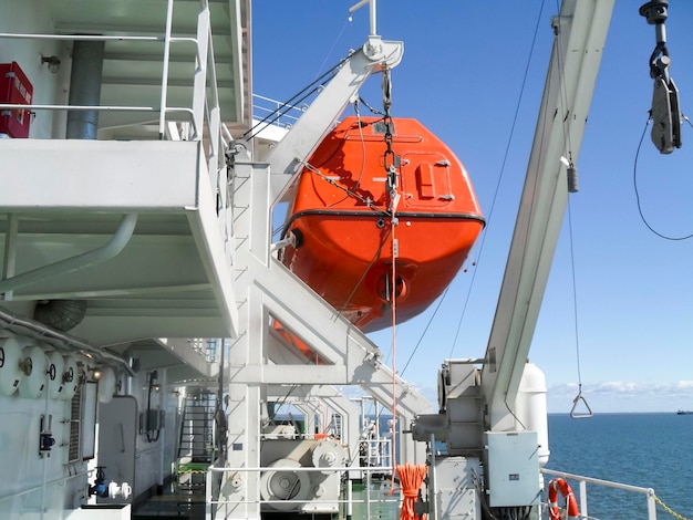 Un bote salvavidas en caso de accidente en el puerto o en un barco