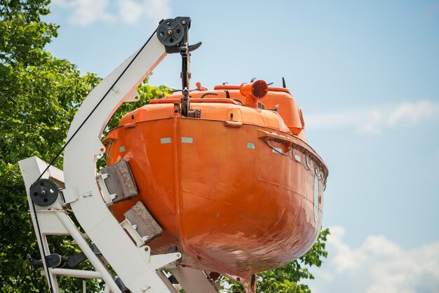 Bote salvavidas en un primer plano de barco