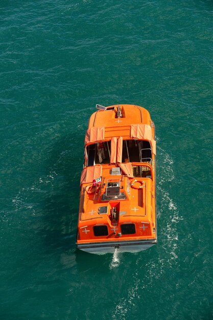 Bote salvavidas de rescate en el bote salvavidas de rescate de mar en el bote salvavidas de rescate de color naranja del océano